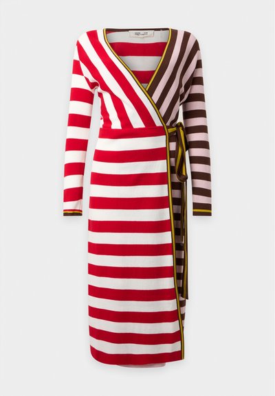 Robe portefeuille longueur genou à manches longues, rayures horizontales rouges et blanches à gauche, rayures roses et marron à droite, ceinture à nouer bordée de jaune.