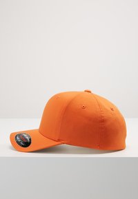Cappellino da baseball arancione con visiera curva, realizzato in tessuto testurizzato, dotato di fori di ventilazione e di un logo ricamato sulla parte anteriore.