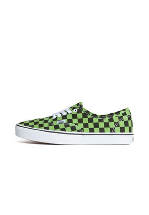 Grønne og sorte ternede lærredssneakers med hvide snørebånd, gummisål og sort kant. Har en logoetiket på siden.