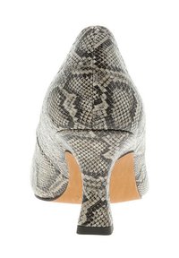 Chaussure à talons hauts à bout pointu avec un motif en serpentin gris et noir texturé, présentant un talon fin et un léger détail découpé sur le côté.