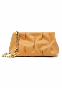 Sac à main style Puff en cuir orange doux, avec une bandoulière en chaîne dorée et une texture plissée, agrémenté d'un discret logo à l'avant.