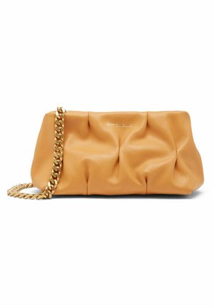 Borsa a forma di puff in morbida pelle arancione, con tracolla in catena dorata e texture arricciata, caratterizzata da un sottile dettaglio con logo sul fronte.