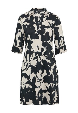 Zwart-witte bloemenprint jurk met een kraag, driekwart mouwen en zijzakken. Gemaakt van een lichte stof met een zachte textuur.