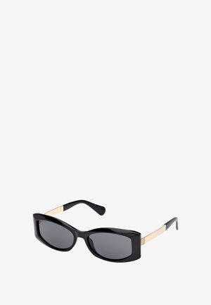 Occhiali da sole in plastica nera con lenti rettangolari, tonalità grigia e rifiniture in metallo dorato sulle tempie. Design elegante e moderno, finitura lucida.