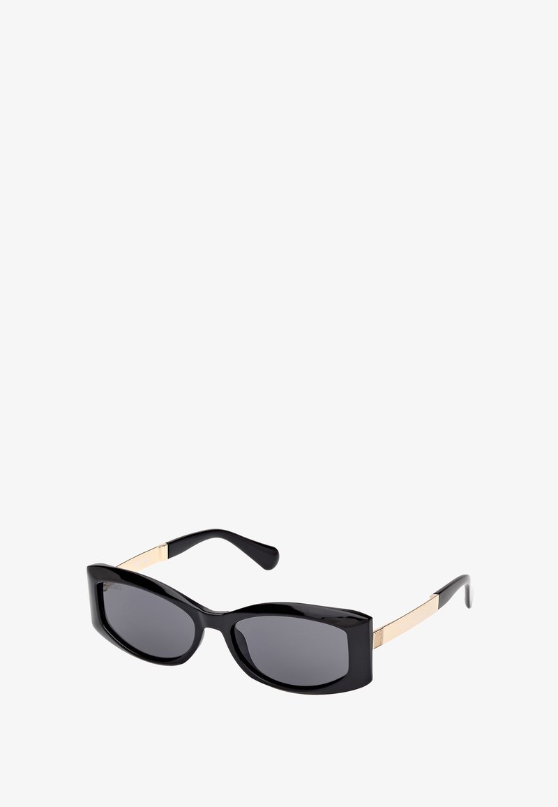 Occhiali da sole in plastica nera con lenti rettangolari, tonalità grigia e rifiniture in metallo dorato sulle tempie. Design elegante e moderno, finitura lucida.