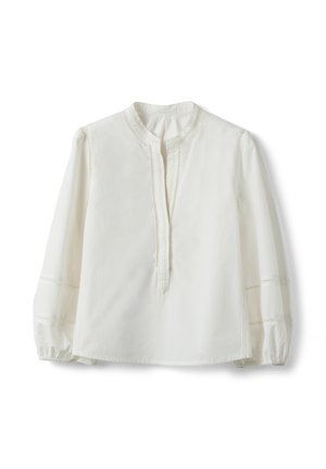 Blouse blanche à manches longues avec col montant, patte de boutonnage ouverte et délicats détails en dentelle sur les manches et le décolleté.
