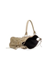 Borsa a mano in pelle beige con forma arrotondata, manico intrecciato e interno nero. Presenta una chiusura con zip e accessori decorativi in metallo.
