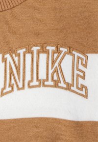 Nike Sportswear CLUB STRIPE CREW UNISEX SET - Dresside alumine osa - flax