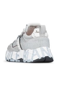 Sneaker grigio chunky con tomaia in rete testurizzata, decorato con piccole pietre brillanti trasparenti. La robusta suola bianca presenta il carattere audace "BLANK.".