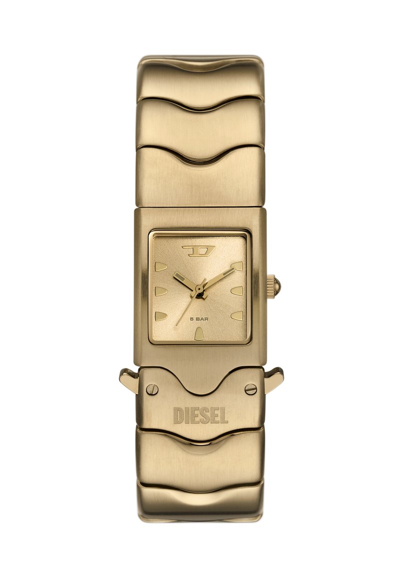 Quadratische goldene Metall-Uhr mit einem strukturierten, wellenförmigen Armband, minimalistisches Ziffernblatt mit goldenen Stundenmarkierungen und einem auffälligen 'DIESEL'-Logo am Verschluss.