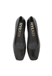 Une paire de ballerines en cuir noir avec des bouts carrés arrondis, arborant le logo doré "RYŁKO" à l'intérieur de chaque chaussure.