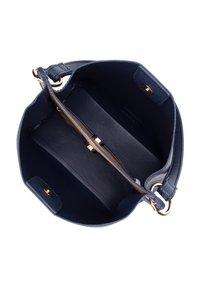 Mörkblå läderhandväska med en strukturerad yta, guldiga detaljer och ett rymligt inre som har ett fack med dragkedja och två öppna sektioner.