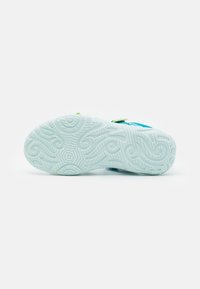 Sola do sapato com padrões intrincados em espiral, de cor menta clara, material de borracha texturizada e com piso visível para tração. Borda curva e lisa.
