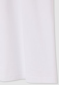 Biała bawełniana koszulka z gładką fakturą, z prostym dołem i minimalnymi detalami szwów. Prosty i nieozdobiony design.