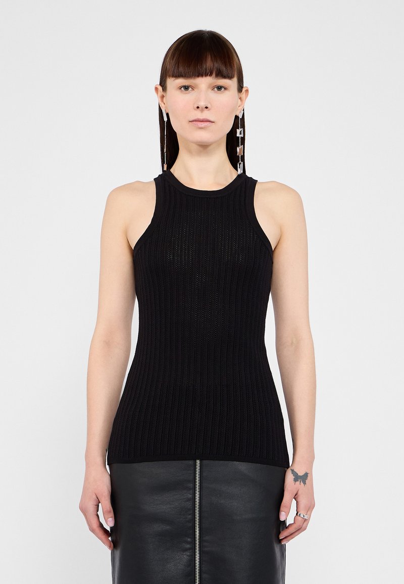 Must mustriba tank top fikseeritud disainiga ja ümmarguse kaelusega. Kanga tekstuur on sile, millele on lisatud sile must nahkseelik, millel on tõmblukk.