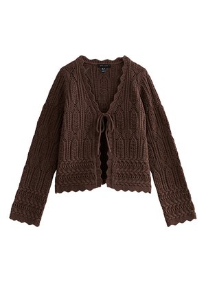 Brązowy dzianinowy kardigan z długimi rękawami, misternymi wzorami warkoczy, falistymi brzegami i zapięciem na przodzie zawiązywanym na kokardę.