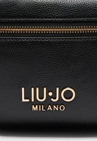 Zwarte leren tas met een gestructureerd oppervlak, voorzien van een gouden rits en de geperst merknaam "LIU·JO MILANO" in metalen letters.