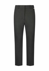 Pantaloni grigi scuri su misura con frontale piatto, tasche laterali e un piccolo logo metallico. Realizzati in un tessuto liscio e strutturato.