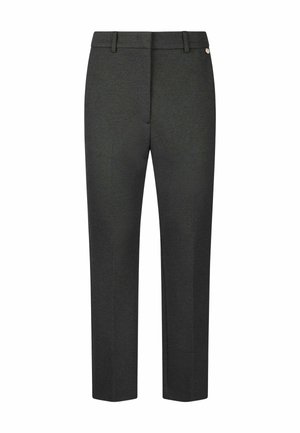 Pantalones oscuros grises a medida con frente plano, bolsillos laterales y un pequeño acento de logotipo metálico. Fabricados en una tela suave y texturizada.