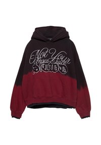 Mikina s kapucňou s čiernym a burgundským ombre dizajnom, s bielou typografiou na prednej strane a klokanou kapsou. Mäkká textúra látky.