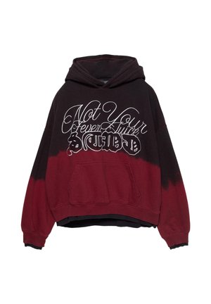 Hoodie mit einem Schwarz- und Burgundy-Ombre-Design, weißer Typografie auf der Vorderseite und einer Kängurutasche. Weicher Stoff.