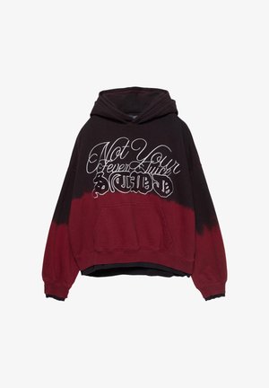 Hoodie mit einem Schwarz- und Burgundy-Ombre-Design, weißer Typografie auf der Vorderseite und einer Kängurutasche. Weicher Stoff.