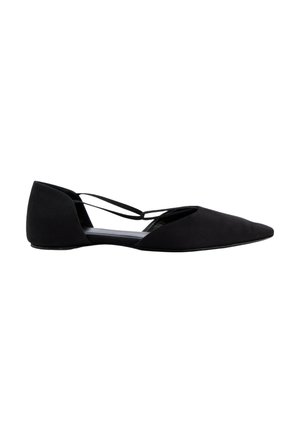 Chaussure femme plate noire à bout pointu avec des fines brides croisées et un talon fermé.