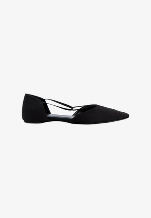 Chaussure femme plate noire à bout pointu avec des fines brides croisées et un talon fermé.