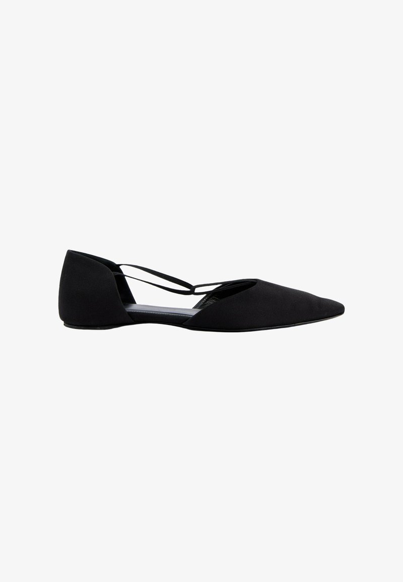 Chaussure femme plate noire à bout pointu avec des fines brides croisées et un talon fermé.