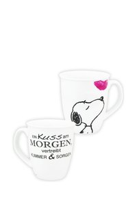 Tazze in ceramica bianche con un'illustrazione di un cane bianco e nero e un segno di bacio rosa, con del testo in tedesco su un lato.