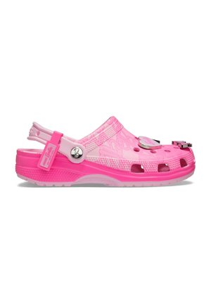 Zoccolo di plastica rosa con design aperto, dotato di fori di ventilazione, cinturino per il tallone regolabile e charm decorativi sulla parte superiore.
