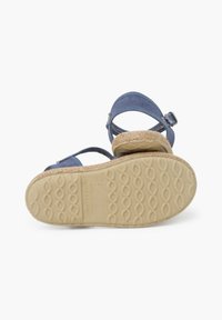 Modré plátěné sandály s espadrillovými klínovými podpatky. Disponují plnou gumovou podrážkou a nastavitelným páskem kolem kotníku. Texturované dno pro lepší přilnavost.
