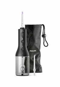Zwarte en transparante waterflosser met een verwisselbare spuitmond, aan/uit-knop en indicatielampjes, vergezeld van een zwarte trekkoordzak.
