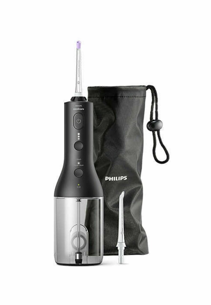 Zwarte en transparante waterflosser met een verwisselbare spuitmond, aan/uit-knop en indicatielampjes, vergezeld van een zwarte trekkoordzak.
