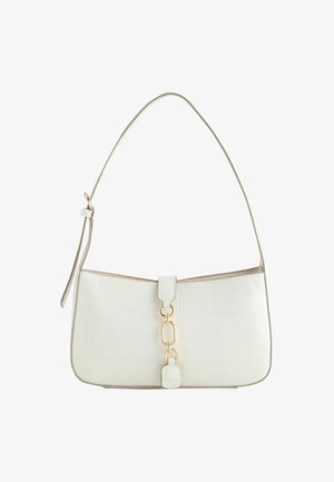 Hvid tekstureret skuldertaske med guldkædedetalje og justerbar rem mod en hvid baggrund.