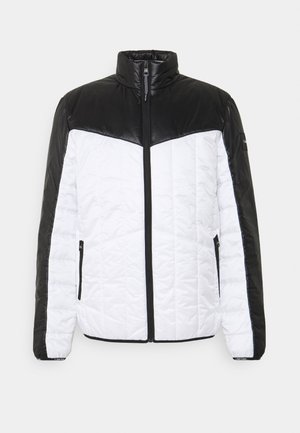 Gewatteerde jas met een wit doorgestikt lijfje, zwarte schouders met een lederen uitstraling, hoge kraag en een ritssluiting aan de voorkant. Twee zijzakken met rits.