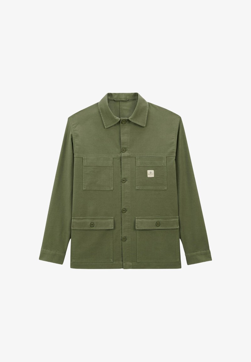 Veste boutonnée olive avec quatre poches frontales, manches longues, un col et un petit patch logo blanc sur la poche supérieure droite.