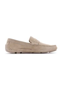 Beige suède loafers met een iets verhoogde hak, stikdetails langs de bovenzijde en een gladde, ronde teenvorm.