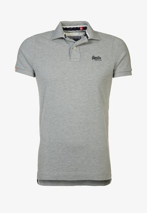 Jasnoszara koszulka polo z krótkim rękawem, z kołnierzykiem, jednym guzikiem oraz haftowanym logo "SuperDry" na lewej piersi.