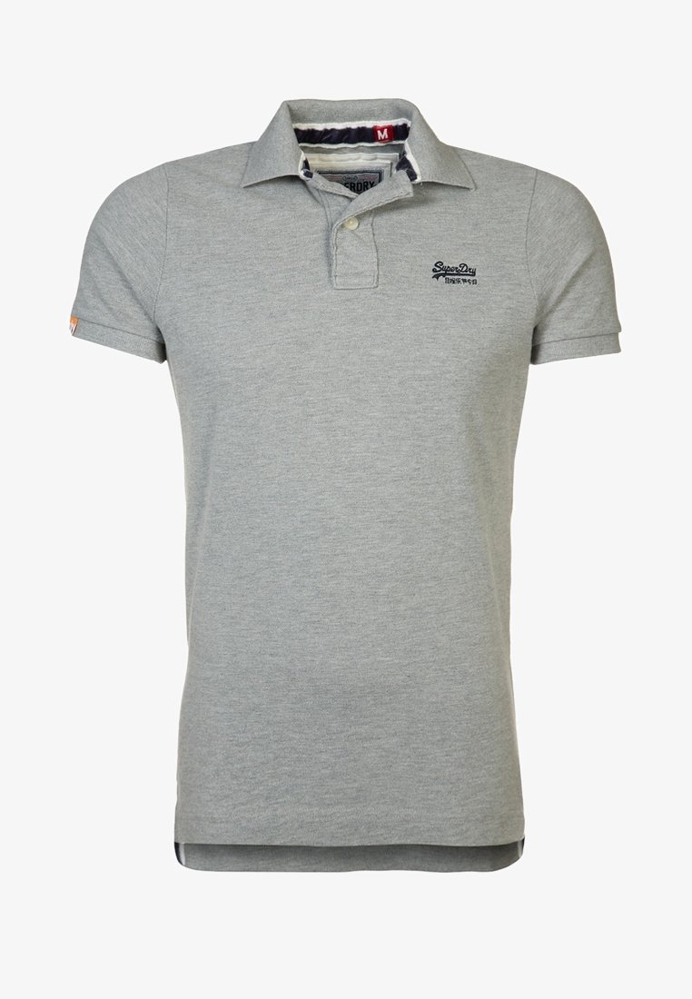 Jasnoszara koszulka polo z krótkim rękawem, z kołnierzykiem, jednym guzikiem oraz haftowanym logo "SuperDry" na lewej piersi.