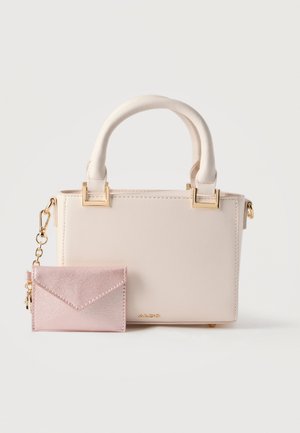 Handtasche mit cremiger Textur, abgerundeten Griffen und goldfarbenen Beschlägen, befestigt an einer kleinen rosa Metallic-Brieftaschen im Umschlagstil mit einer goldenen Kette.