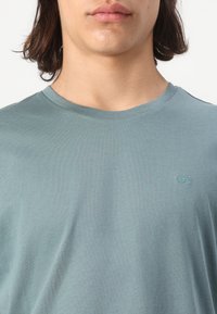 TOM TAILOR BASIC CREW NECK - T-shirts basic - deep bluish green
