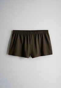 Bóxers para hombre de color marrón oscuro con cintura elástica, colocados planos sobre una superficie gris clara.