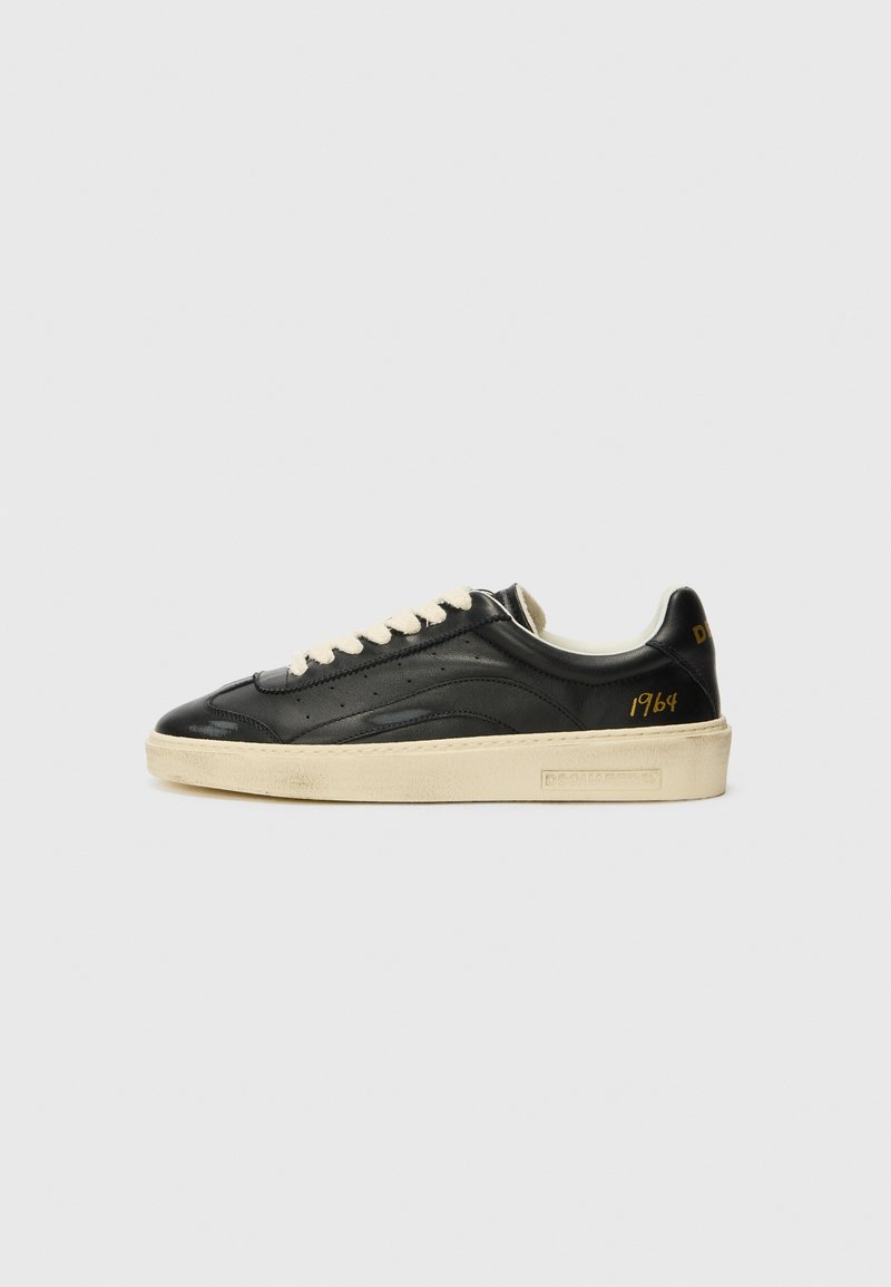 Zapatillas de cuero negro con acabado texturizado, cordones beiges y suela de goma beige. Presenta detalles en dorado "1964" en el talón.