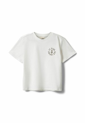 Λευκό t-shirt με κοντά μανίκια, στρογγυλή λαιμόκοψη και μικρό κυκλικό λογότυπο στο αριστερό στήθος με το κείμενο "Le Club des Lapins" και μια απεικόνιση κουνελιού.