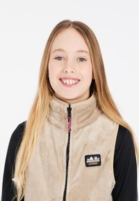 Beige Fleeceweste mit hohem Kragen, Reißverschluss vorne und schwarzen Akzenten. Verfügt über ein Patch-Logo auf der Brust und pinke Reißverschlüsse.