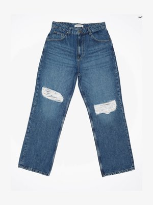 Lyseblå denimjeans med rette ben, utstyrt med to slitte knelende felter og standard fem-lommers design.