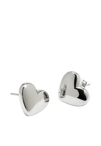 Srebrne kolczyki w kształcie serca z gładką, błyszczącą powierzchnią i zapięciem na sztyft. Bez dodatkowych wzorów ani ozdób.