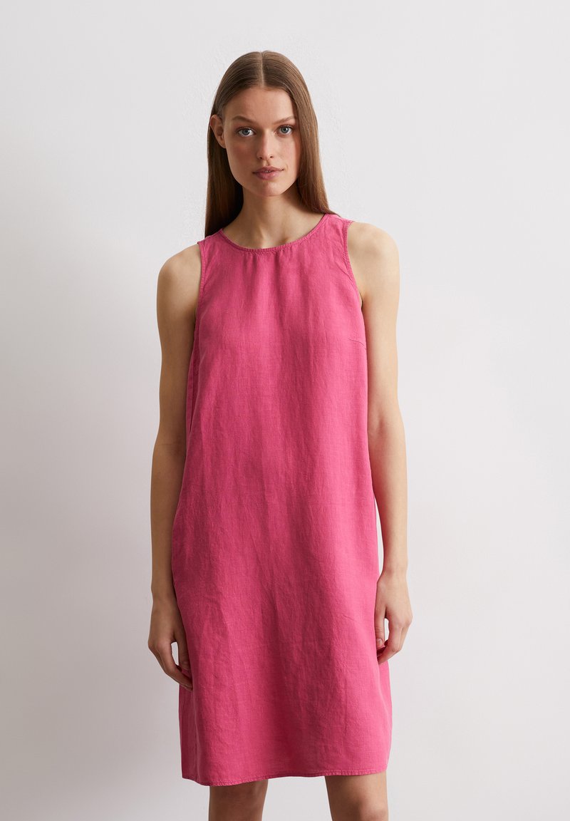 Rosa Leinen-Sommerkleid ohne Ärmel mit einem runden Ausschnitt, geradem Schnitt und subtiler Textur. Minimalistisches Design ohne sichtbare Muster oder Hardware.