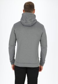 Grijze hoodie met een trekkoordcapuchon, slim fit, zachte textuur en geribbelde zoom. Het ontwerp bevat een klein logo aan de onderkant van de linkerkant.